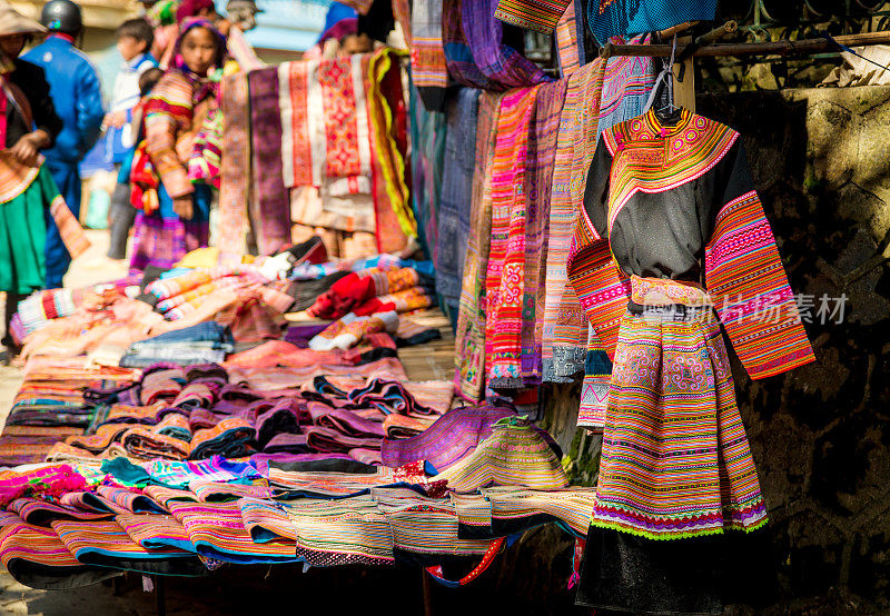 越南的Bac Ha市场上五颜六色的服装